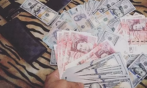 Tiền nhiều đến nỗi không đếm xuể.