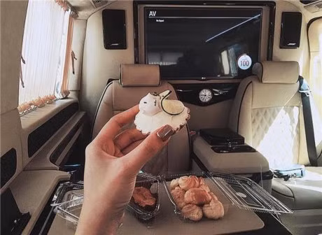 Đi xế hộp Mercedes V220 tiền tỷ và thưởng thức bánh ngọt thật thú vị.