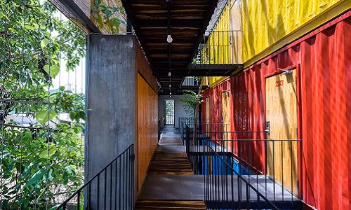 Những chiếc container cũ kỹ khoác lên mình lớp sơn tươi tắn nhiều màu sắc nhưng vẫn giữ được nét thô mộc mạc đầy cuốn hút.