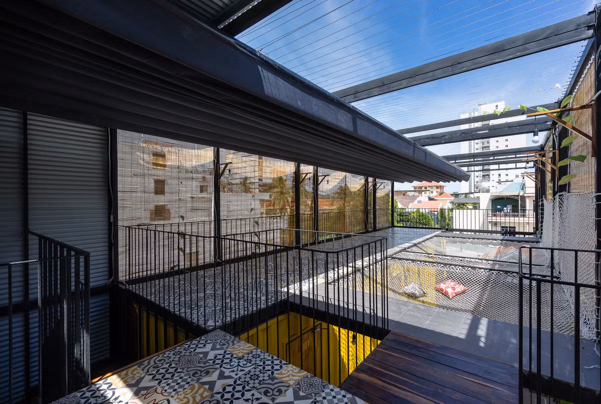 Sân thượng với những tấm lưới căng qua giếng trời độc đáo.