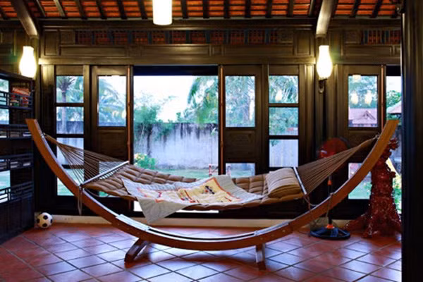 Nội thất bên trong căn biệt thự đều được làm từ gỗ quý, theo phong cách cổ điển sang trọng. Ảnh: Plo.