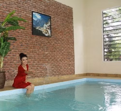 Bể bơi lớn trong căn biệt thự là nơi Huyền My cùng em trai luyện tập và giải trí hàng ngày. Ảnh: Vietnamnet.