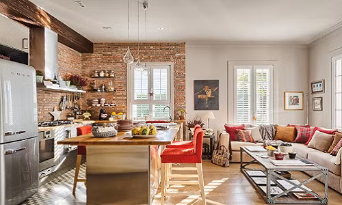 Khu vực bếp và khu vực tiếp khách thông với nhau tạo không gian mở thoáng đãng.