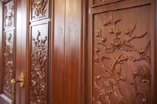 Những nét chạm trổ tinh xảo trên nền gỗ lim nguyên khối.