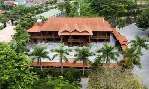 Toàn cảnh ngôi nhà sàn gỗ lim nhìn từ trên cao.