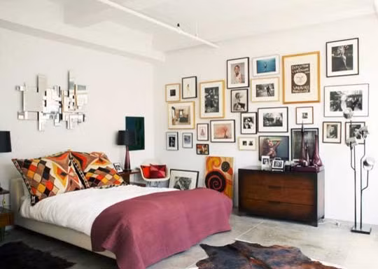 Chiếc giường là trung tâm của phòng ngủ, việc thay đổi tấm vách đầu giường khiến phòng ngủ như được khoác một lớp áo mới. Tùy vào ngân sách, bạn có thể lựa chọn nhiều chất liệu khác nhau. Ảnh: Caobangedu.