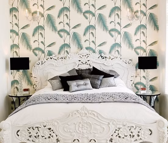 Khi cảm thấy quá quen thuộc với màu sắc của phòng ngủ nhưng không muốn sơn lại vì tiêu tốn thời gian thì giấy dán tường là giải pháp nhanh chóng nhất. Khi muốn thay đổi, bạn chỉ cần bóc ra và thay bằng họa tiết khác. Ảnh: Bindo.