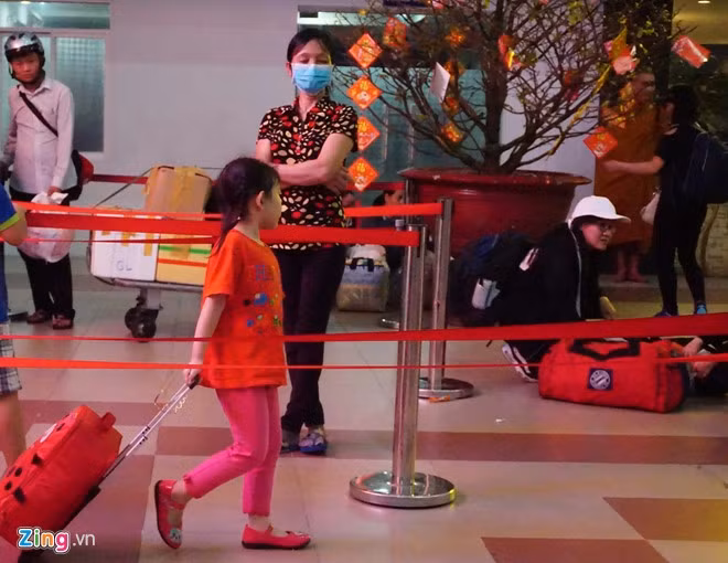 Hay cô bé tự mang hành lý và đi... dạo quanh sân ga.