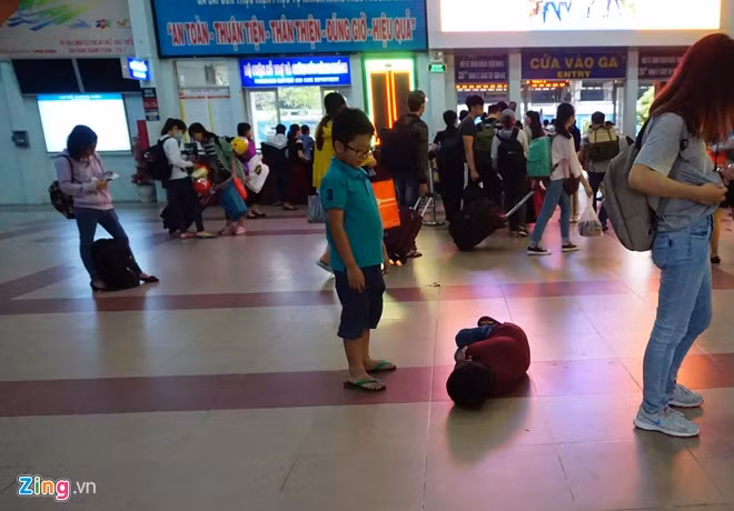 Tuy nhiên, các bé lém lỉnh vẫn tìm được cách thoát khỏi vòng tay cha mẹ để nô đùa.