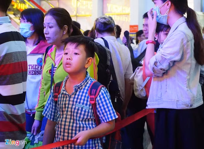 Sự chờ đợi đối với trẻ em còn “cực hình” hơn cả người lớn. Bởi trẻ em thường thích chạy nhảy, luôn tay luôn chân, nay phải ngồi yên suốt nhiều giờ đồng hồ.