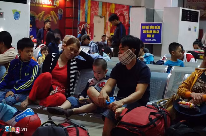 Cậu bé này say sưa nghịch điện thoại trong khi bố mẹ cậu đã thấm mệt.