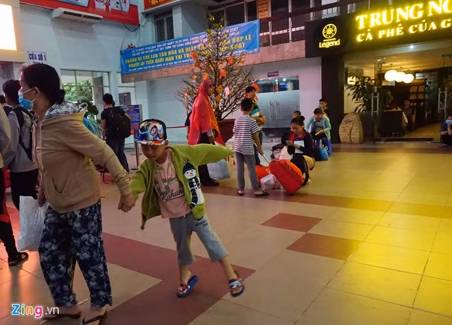 Nhiều phụ huynh phải tìm và kéo con mình về sau khi các bé chạy nhảy lung tung. Nhiều người không rời tay rời mắt khỏi con cái mình.