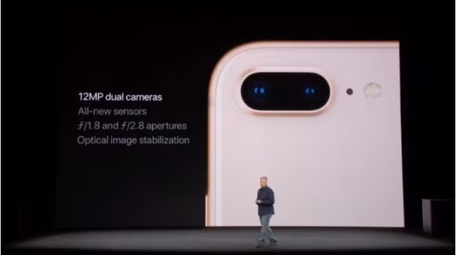 Trong khi đó, iPhone 8 Plus sử dụng camera kép 12 megapixel, khẩu độ lần lượt f/1.8 và f/2.8. Ảnh: Youtube.