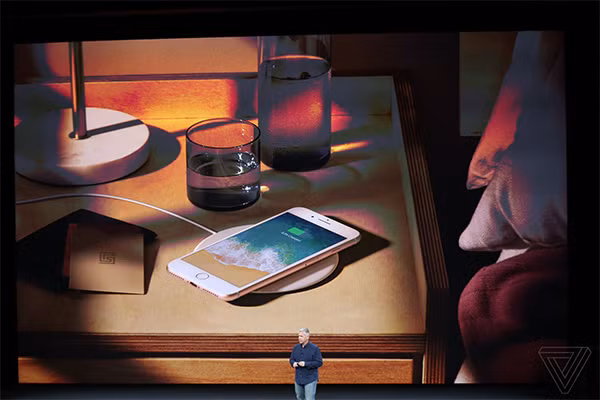 iPhone 8 trang bị Bluetooth 5.0 và sạc không dây chuẩn Qi, có khả năng sạc nhanh, thứ người dùng chờ đợi từ rất lâu. Ảnh: The verge.