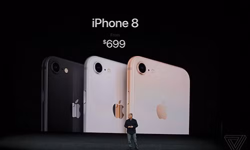 iPhone 8 sẽ có giá 699 USD cho bản 64 GB và giá của iPhone 8 Plus là 799 USD. Cả hai máy cho đặt trước từ ngày 15/9, lên kệ ngày 22/9. iOS 11 bản chính thức phát hành ngày 19/9. Tuy nhiên, máy phiên bản 256GB chưa được Apple công bố giá. Ảnh: The verge.