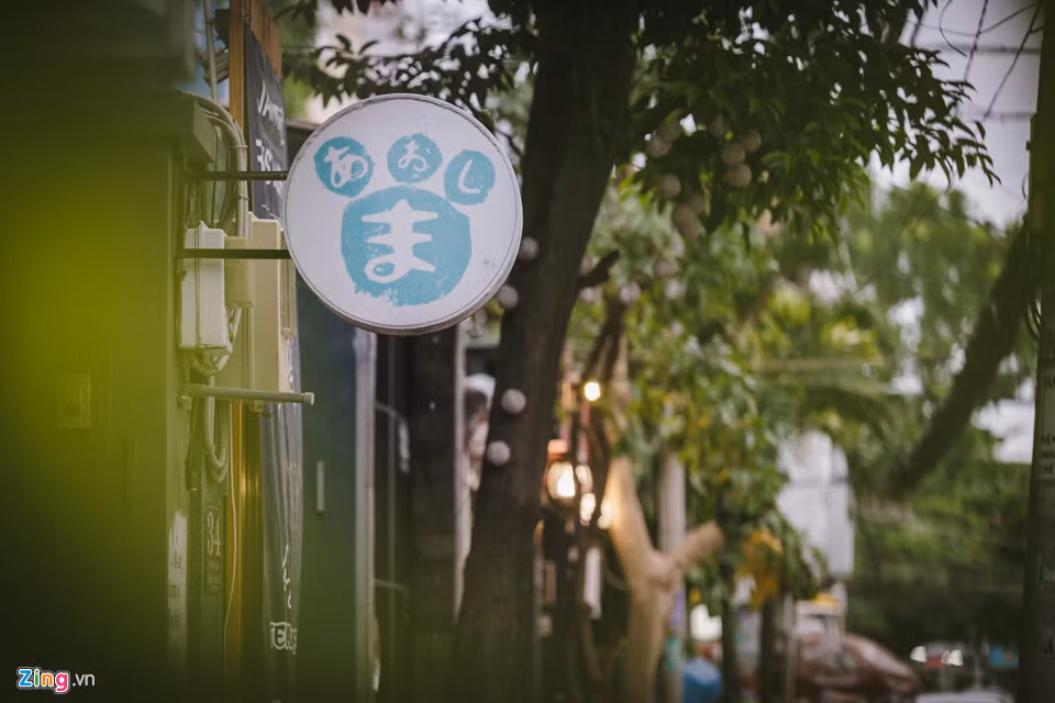 Nơi đây còn có cửa hàng dịch vụ giặt ủi, các căn hộ cho thuê, siêu thị... tất cả đều được ghi chú bằng tiếng Nhật và tiếng Anh. Đây chính là một “Little Tokyo” mới của Sài Gòn.