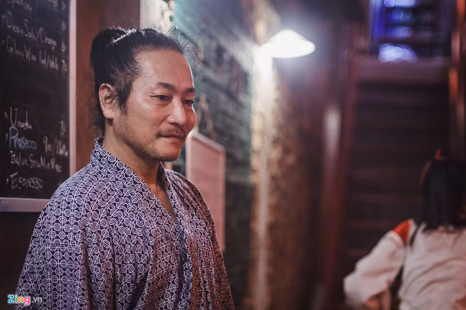 Ông Kogi Inoue, chủ một nhà hàng được trang trí theo phong cách izakaya, cho biết ông đã mở nhà hàng này được 3 tháng. Đây là nhà hàng thứ hai của ông, bên cạnh nơi đầu tiên ở khu vực Lê Thánh Tôn. Ông Kogi đã đến Việt Nam từ 2 năm trước để làm kỹ sư, nhưng chỉ 3 tháng sau ông đã bỏ việc và chuyển sang kinh doanh nhà hàng.