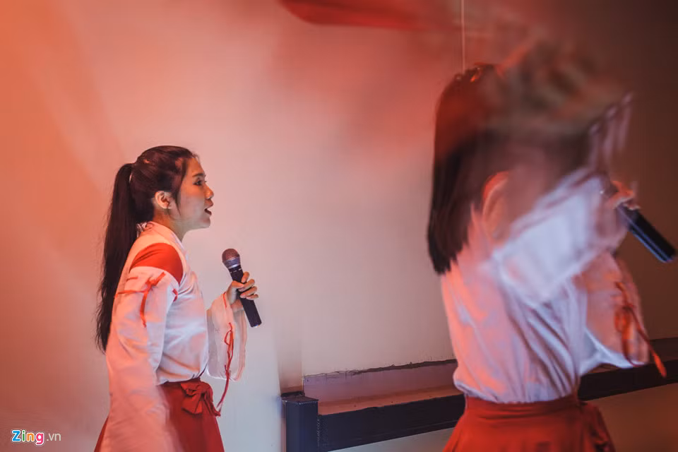 Trong trang phục Miko truyền thống của người Nhật, những nhân viên người Việt Nam tạo nên nét văn hoá đậm chất Nhật Bản ngay giữa lòng Sài Gòn. "Các động tác hát, múa đều do ông chủ dạy", một nhân viên phục vụ chia sẻ.