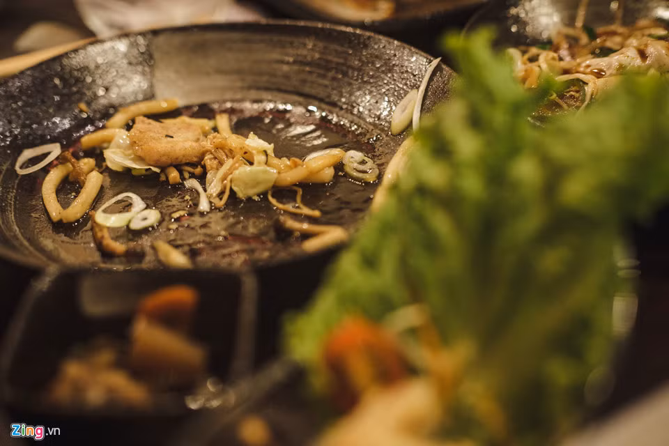 Các món ăn tại nhà hàng chị chỉ dao động 8.000-60.000 đồng. Ông Naoyuki Takehito, thực khách người Nhật, cho biết ông rất thích các nhà hàng tại đây vì “thức ăn ngon và phục vụ rất tốt”.