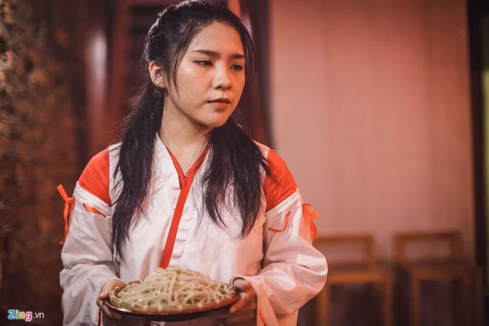 Làm việc tại nhà hàng đã hai tháng nay, bạn Bùi Bích Ngọc, sinh viên năm II ngành Du lịch (ĐH Hutech), cho biết bạn rất yêu văn hoá Nhật và công việc tại đây cho bạn cơ hội được tiếp xúc cũng như trau dồi tiếng Nhật và tiếng Anh.