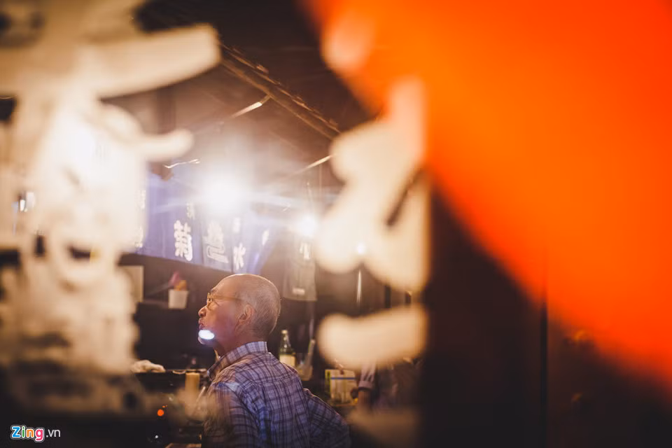 Ông Kiyoshi đang mua hàng ở một siêu thị Nhật, cho biết: “Khu này chỉ mới tập trung đông người Nhật khoảng hai năm nay, và đa phần đều là những người chuyển từ quận 1 về. Tôi đã chuyển về đây sinh sống gần một năm, qua lời giới thiệu của một người bạn. Sống tại đây rất tốt vì giá thuê nhà rẻ hơn ở quận 1 rất nhiều. Phòng ốc lại rộng rãi hơn và không gian sống cũng thoải mái hơn. Từ vị trí này, tôi không quá khó khăn để đi làm ở quận 1, tại một công ty liên doanh Việt – Nhật".