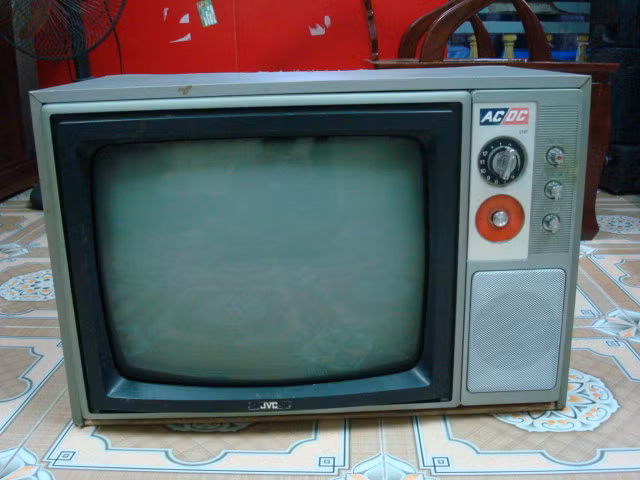 Chiếc tivi JVC vỏ gỗ. Ảnh: Otofun.