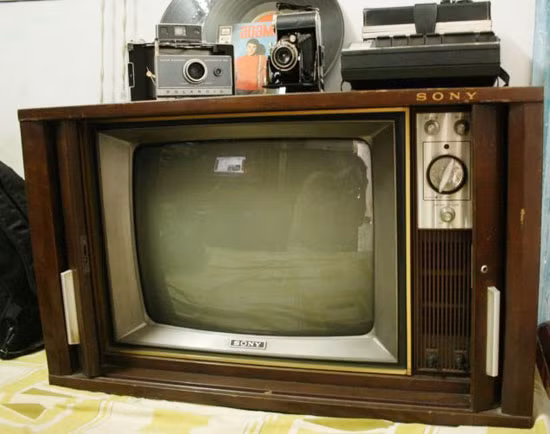 Ti vi Sony cửa lùa huyền thoại. Ảnh: Phomuaban.