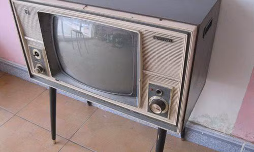 Ti vi cổ Sanyo 16 inch. Ảnh: Thegioidienthoaico.