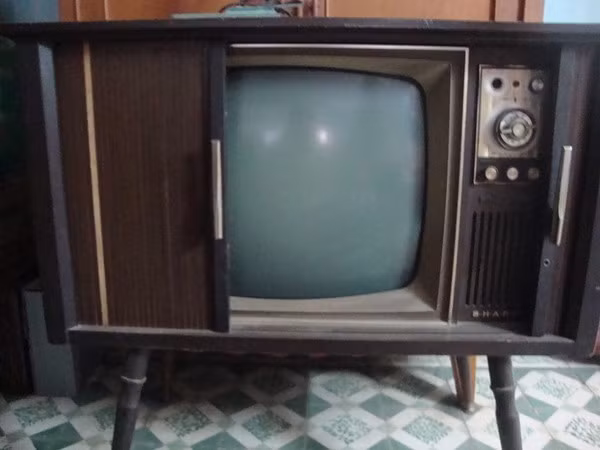 Ti vi Sharp một thời là niềm mong ước của nhiều gia đình. Ảnh: Phomuaban.