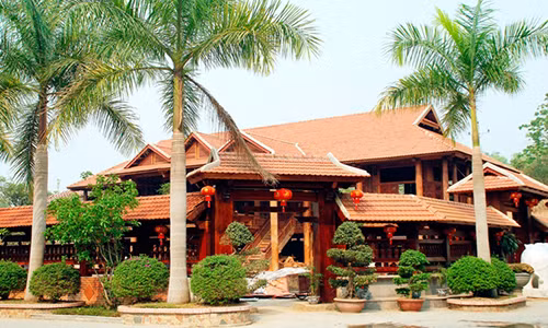 Hệ thống tường rào bằng gỗ lim nổi bật. Ảnh: Kyluc.