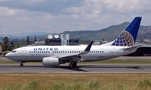 Fortune cho hay, khách hàng thường xuyên phàn nàn về việc hãng hàng không United Airlines bắt hành khách phải trả phí cho những dịch vụ miễn phí. Ảnh: Wifi.