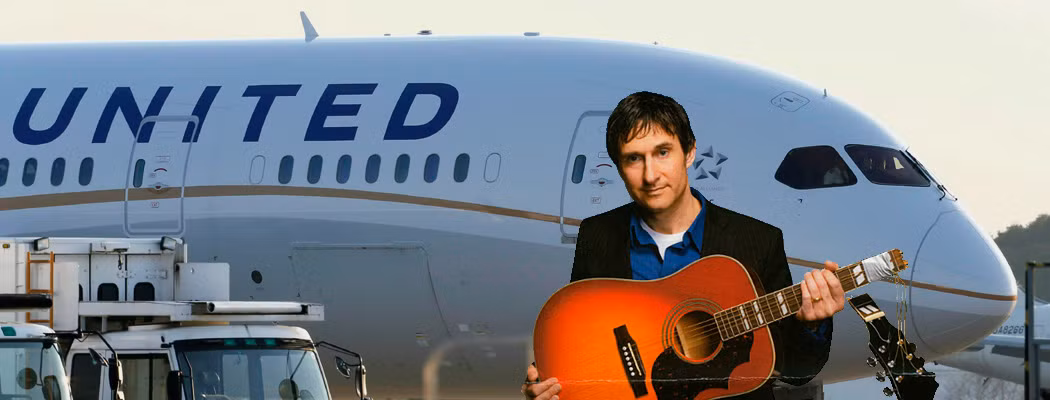 Năm 2008, nhạc sĩ Dave Carroll đã sáng tác bài hát về dịch vụ tồi tệ của United Airlines sau một chuyến bay của hãng này. Sau khi chia sẻ lên mạng xã hội, nhạc sĩ Dave Carroll đã gặp phải sự phản ứng dữ dội từ phía United Airlines. Ảnh: Sherifat Onabanjo's Blog.
