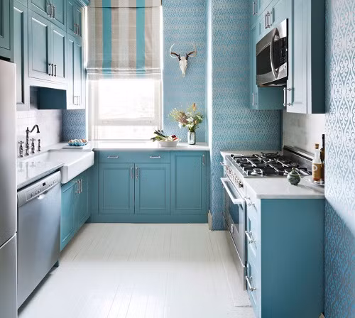 Ngoài ra, bạn có thể chọn cách sơn lại tủ bếp. Mặc dù công việc này hơi tốn thời gian nhưng lại là cách làm mới căn bếp hiệu quả. Ảnh: House Beautiful.