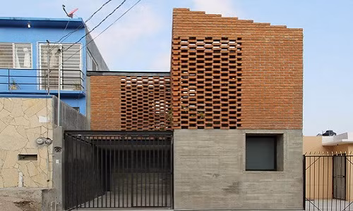 Thiết kế nhà ống hiện đại với gạch truyền thống độc đáo. Ảnh: Nhaonghiendaiktv.