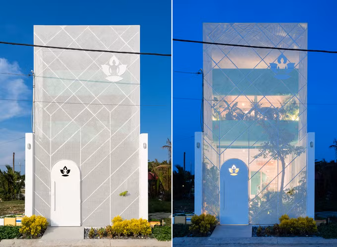 Mặt tiền ngôi nhà được bao phủ một lưới thép mỏng sơn trắng giúp giảm cường độ ánh nắng và tạo sự khác biệt. Ảnh: Archdaily.