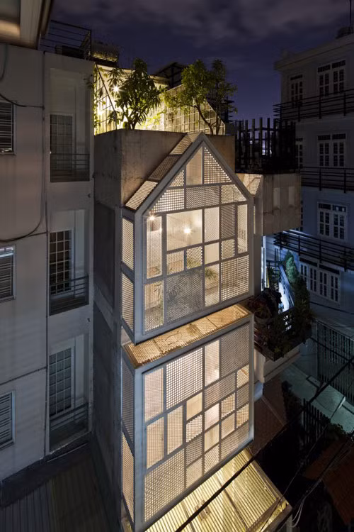 Cấu trúc xếp lớp gồm bê tông bên ngoài với những ô vuông nhỏ và lớp kính vững chắc phía sau vừa bảo vệ sự kín đáo của người ở bên trong mà vẫn thông thoáng ra bên ngoài. Ảnh: Tietkenhagiare.