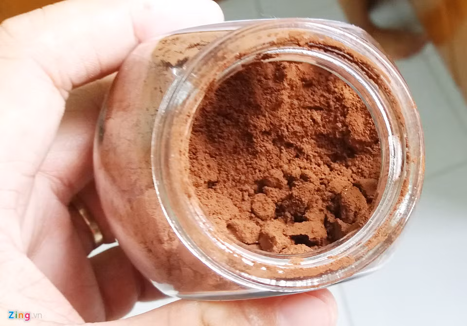 "Cứ mỗi tấn nấm linh chi đỏ thu hoạch, tôi thu được 50 kg bào tử nấm có tác dụng hỗ trợ men gan và đường huyết. Để dược chất trong bào tử nấm phát huy hết tác dụng, chúng tôi có phương pháp 'phá quách' tế bào từ kinh nghiệm của Nhật Bản", chủ trang trại nấm chia sẻ.