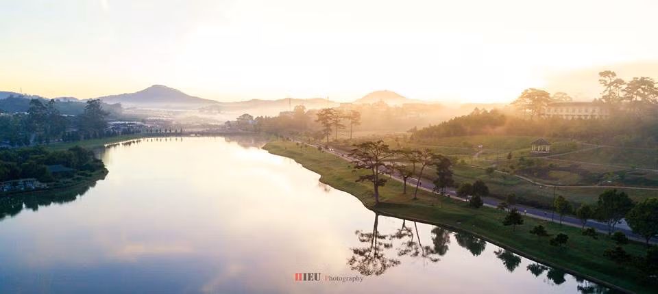 Cả không gian trở nên lung linh nhiều màu sắc, khiến bất cứ kẻ lữ khách nào cũng phải ngỡ ngàng trước cảnh đẹp như lạc vào cõi thần tiên.