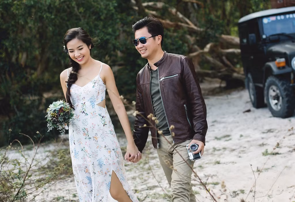 Kiều Khanh cho biết cô và ông xã đều là người đơn giản, không thích cầu kỳ, vì thế tiệc cưới và ảnh cưới đều theo phong cách nhẹ nhàng, lãng mạn.