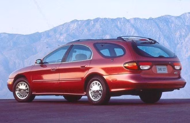 Trước năm 1996, Ford Taurus là chiếc xe bán chạy nhất phân khúc tại Mỹ dù chịu sự cạnh tranh từ Toyota và Honda. Những năm 90, người Mỹ đặc biệt ưa chuộng xe minivan giúp doanh số bán hàng của Taurus Wagon vượt ngoài mong đợi.