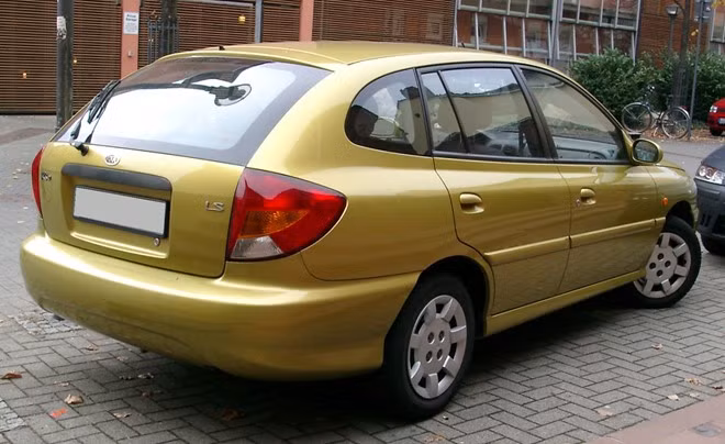 Khi được giới thiệu, Rio được coi là chiếc xe mới rẻ nhất tại Mỹ. Tuy nhiên chất lượng thấp khủng khiếp khiến chiếc xe này có tuổi thọ không cao. Động cơ yếu ớt và độ tin cậy thấp khiến mẫu xe này không được lòng người Mỹ. Nhiều người nói vui “Rio là chiếc xe dùng một lần”.