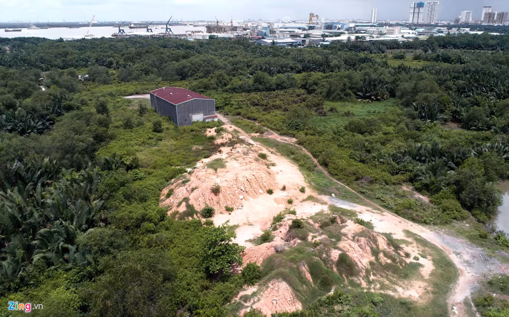 Trung tâm dự án 6 tỷ USD là một ngôi nhà lớn bằng tôn hiện khóa kín cửa. Bên cạnh là những đống đất lớn, cỏ mọc tạo nên hình dáng như một quả đồi.