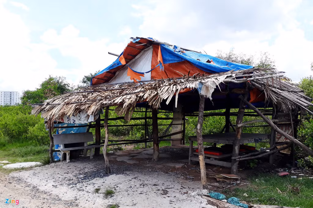 Một chiếc lán nằm bên đường chính đưa vật liệu xây dựng vào bên trong dự án.