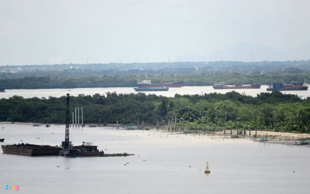 Sau lễ khởi công, máy móc, sà lan được huy động thi công rầm rộ đóng cọc xây dựng bờ kè dọc mép sông Sài Gòn. Nhưng hiện trạng sau một năm khu vực này chỉ là những hàng cọc được đóng dỡ trồi lên mặt nước và tại thời điểm này không thấy hoạt động thi công.