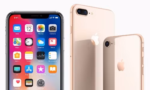 Ngoài ra Apple còn cung cấp một biểu đồ so sánh cho thấy pin của iPhone X và iPhone 8 Plus có thể kéo dài 21 giờ đàm thoại, trong khi iPhone 8 là 14 giờ. Khi kết nối Internet, iPhone 8 Plus có thể kéo dài 13 giờ, trong khi iPhone X và iPhone 8 là 12 giờ. Về khả năng phát video liên tục, iPhone 8 và iPhone X trụ được khoảng 12 giờ và iPhone 8 Plus là 13 giờ. Nhưng đối với nghe nhạc thì iPhone X và iPhone 8 Plus kéo dài đến 60 giờ so với 40 giờ trên iPhone 8.
