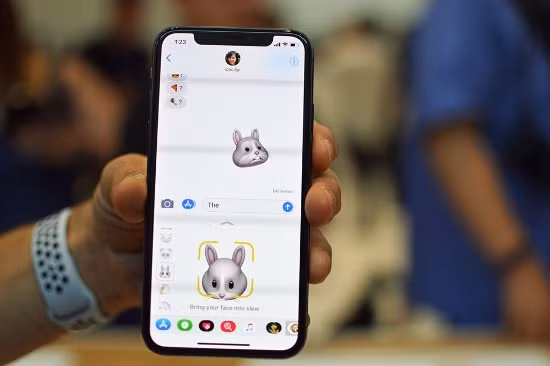 Animoji: Cuối cùng là Animoji. Đây là tính năng dựa trên khả năng của camera trước TrueDepth quét tạo bản đồ khuôn mặt của FaceID trên iPhone X. Camera trước có thể đọc và phân tích