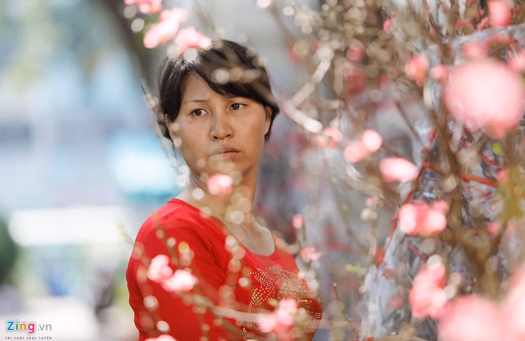 Chị Mai, người làm công, cho biết thấy ông chủ lo lắng chị cũng buồn vì chi phí chuyền từ bắc vào quá cao.