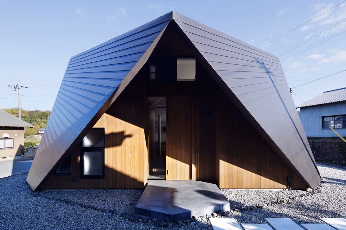 Nhìn bên ngoài ngôi nhà trông tựa như một chiếc lều.