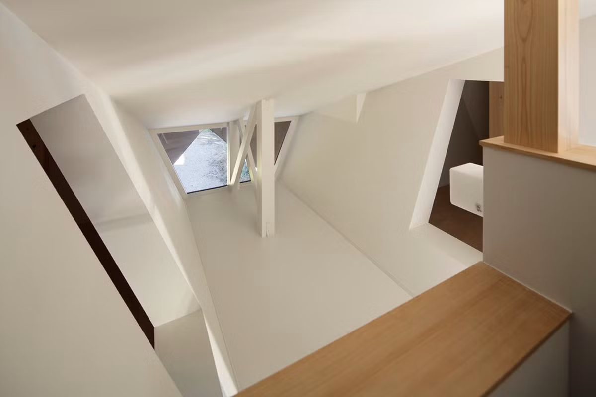 Tầng 2 gồm một phòng ngủ, nhà kho và khoảng không gian trống chưa được sử dụng.