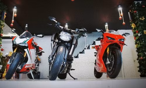 Không chỉ sở hữu nhà siêu sang, xe hơi đắt tiền nhiều đại gia Việt còn có sở thích chơi mô tô khủng. Ảnh: Autopro.